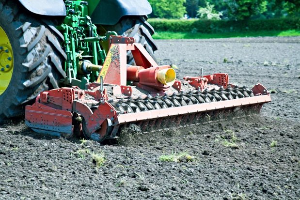 Traktor der arbejder i jorden