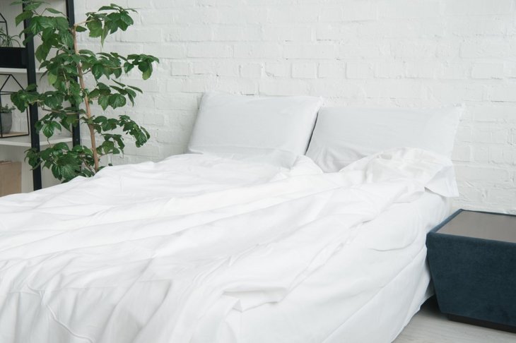 Hvidt sengetøj på seng i soveværelse